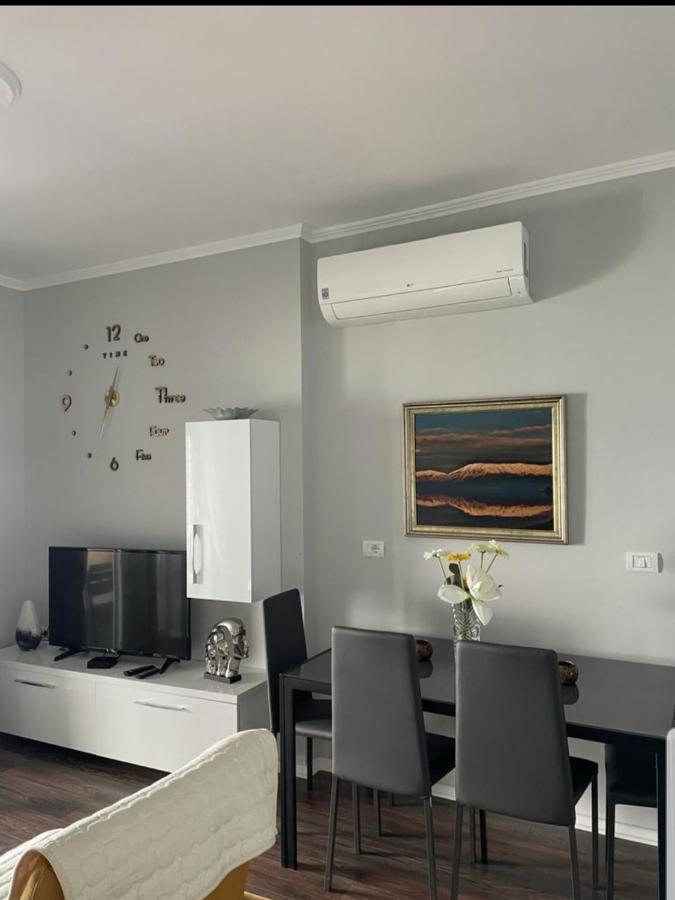 Kelvi'S Apartment Pogradec Bagian luar foto